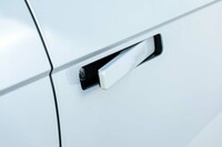 ドアハンドルは、ボディーパネルとフラッシュサーフェス化される“ヒドゥンタイプ”を採用。