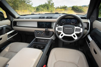 各部がレザーでしつらえられた上質なインテリアは「HSE」ならではのもの。パノラマサンルーフも標準装備されている。