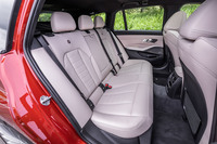 前席と同じく、上質なヴァーネスカレザーで仕立てられた試乗車の後席には、オプションのリアシートヒーティング（6万円）が組み込まれていた。