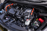 「e：HEV」は、組み合わされるエンジンを最高出力98PSの1.3リッター直4から、同106PSの1.5リッター直4に変更。駆動用モーターの最高出力は従来モデル比で＋14PSの123PSに強化された。