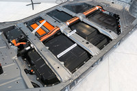 床下に敷かれたリチウムイオンバッテリーの容量は35.5kWh。一充電走行可能距離は、WLTCモードで283kmだ。