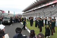 ホームストレートでは陸上自衛隊の音楽隊による演奏も行われた。