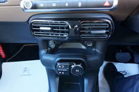 トランスミッションは5段AT（シングルクラッチ式）。センターパネルにボタン式のシフトセレクターが用意される。