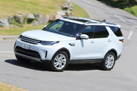 エンジン縦置きのプラットフォームと、センターデフで駆動力を配分するフルタイム4WD機構を備えた「ディスカバリー」。形は似ているが、“弟分”の「ディスカバリー スポーツ」とは車両構造がまったく異なる。