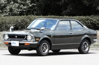 1972年に登場した初代「カローラレビン」。「カローラクーペ」をベースにパワフルな2T-Gエンジンを搭載したモデルで、ラリーをはじめとしたモータースポーツで活躍をみせた。