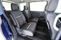 ハイブリッド車に用意される2列目シートは2座の左右独立式のみ。ガソリン車では6：4分割式のベンチシートも選択できる。