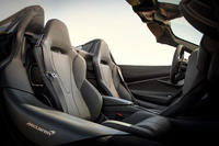 「720Sスパイダー」では、クーペ「720S」のカーボンモノコックを発展させた「モノケージII-S」を採用。リトラクタブルハードトップを装着するため、クーペのキャビン上部中央に見られたフレーム（スパイン）は除かれている。