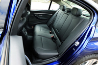 後席の様子。中央席の背もたれは、左右席用のアームレストとして使える。長尺物を積載するためのトランクスルー機構も備わる。