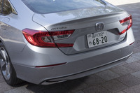 滑らかに曲線を描くトランクリッドの形状は「ホンダのプレス技術を駆使して一体成形した」もの。後端が持ち上がったデザインは、空力性能向上にも寄与するという。