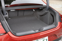 トランクの容量は490リッター。リアシートの可倒機構は40：20：40の3分割式で、必要に応じて積載スペースを拡張できる。