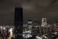 東京タワーのメインデッキ（展望台の低い方）から西側の麻布台ヒルズ森JPタワーを臨む。150mの高さは、周囲の高層ビルより低く感じられた。子供の頃はこれでも十分高かったのに。昭和は遠くなりにけり。