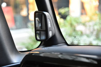 助手席側のAピラーには、左前方の死角をカバーする、技ありのルームミラーが備わっている。