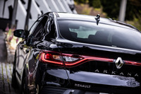 流麗なルーフ形状や張りのあるフェンダーの造形が目を引く「アルカナ」のエクステリアデザインは、クーペのエレガントさとSUVの機能美を融合したものと紹介されている。