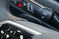 コンパクトなシフトパドルは5代目「GTI」の時代からほとんど形が変わっていない。