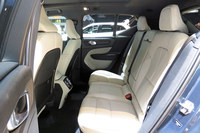 リアシートまわりの様子。ガラスエリアが狭められている関係で、非常に“包まれ感”の強い空間となっている。