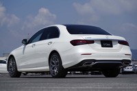 従来型よりもワイドさとダイナミックさが強調された「Eクラス セダン」のリアビュー。