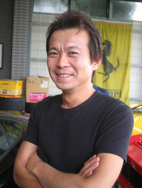 「ナイトインターナショナル」時代のエノテン。2007年に独立し、翌年「フェラーリを購入する喜び、そして、フェラーリがある楽しみを」をモットーとする中古フェラーリ販売店「コーナーストーンズ」をオープンした。