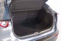 後部ラゲッジスペースの開口幅は、広めの1020mm。荷物の積み下ろしを容易にする。