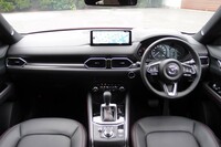 ステアリングホイールやシートには赤いステッチが施される。