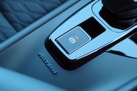 センターコンソールの後方には立体的な「AUTECH」ロゴが配置される。
