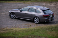 試乗車のボディーカラーはオプションの「テラグレーメタリック」。「A4アバント35 TFSIアドバンスト」では同カラーを含む全7色から外装色を選択できる。