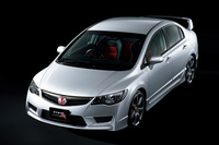 歴代のなかでも屈指の“硬派モデル”となった3代目「シビック タイプR」。「K20A」型エンジンは2リッターの排気量から225PSの最高出力を発生した。