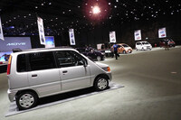 発表会場に並べられた初代～6代目の「ムーヴ」。新型の導入に際し、ダイハツが歴代モデルの歴史やイメージを重視していることは間違いない。