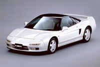 1990年に登場するや、それまでなかった高性能スポーツカー像を提案する一台として注目された初代「ホンダNSX」。以後、およそ15年にわたって生産された。
