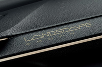 インストゥルメントパネルに専用の「LANDSCAPE CROWN」ロゴが刻印される。