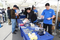 レイズ公式グッズの販売コーナーは、長蛇の列できるほどの大盛況。小物やアパレルなどを中心にさまざまなものが用意された。ハンドタオルや折り畳み式洗車用バケツ、折り畳み式コンテナボックスなどが人気のようだった。