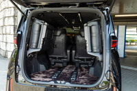 意外にも3列目のはね上げは手動式。2列目が一番後ろに下がった状態でも格納できるようになったのが新しい。