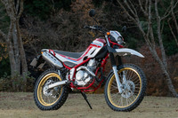 かつての「セロー225」と同じく、フレームまで有彩色で塗装された「セロー250ファイナルエディション」。太田氏いわく「カラーフレームは『ファイナル』の魂です」とのこと。