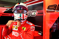 「マシンはとても良くてハッピーだったし、走りにも満足しているよ」とは、予選後のベッテル（写真）の弁。Q3最初のアタックは集団の先頭となり単独走行を余儀なくされ、スリップストリームが使えず4番手。結局そのポジションのままグリッドが確定したのだが、「レースでは多くのチャンスがあるから」と、日曜日への希望を語っていた。しかし決勝では、またしても悪癖のドライビングミスが……。4位走行中に単独スピンという失態を演じ、コースに危険な戻り方をしてストロールと接触。これで10秒のペナルティーを科せられるはめに。チームメイトのルクレールが華々しい連勝を飾る影で、フェラーリの熱狂的なファンの前で13位という醜態をさらしてしまった。速さに加え、うまさも身につけつつあるルクレールに、豊富な経験に裏付けされたベテランの技で対抗したいベッテルだが、4冠の元王者の復権はなるのか。（Photo=Ferrari）
