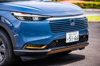 カッパーメタリック塗装が施されたフォグランプガーニッシュやアンダーガーニッシュが目を引く「e：HEV X HuNTパッケージ」のフロントフェイス。FF車で300万円を切る車両本体価格もHuNTパッケージのセリングポイントだ。