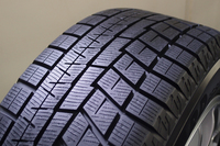 「アイスガードiG60」のトレッド面。（写真右側が車体外側）