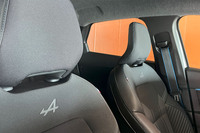 「エスプリ アルピーヌ」グレードには「ALPINE」のロゴ入り「バイオスキン＆ファブリックコンビシート」が標準で採用される。ブルーの差し色が入ったシートベルトもマニアのハートを刺激する。