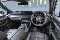 インテリアカラーは試乗車のブラックのほかにホワイトも選べる。レザー調やアルミ調を多用したクオリティーはさすがの仕上がり。