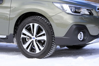 今回のマイナーチェンジではホイールのデザインも変更。タイヤサイズは従来モデルと同じ225/60R18で、テスト車には冬用タイヤの「ダンロップ・ウィンターマックスSJ8」が装着されていた。