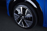 「e-208 GTライン」の17インチホイール。ブレード型のデザインが目を引く。