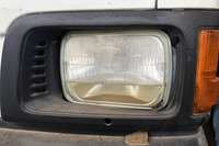 パッと見では大丈夫なようだったが、よく見るとヘッドランプの中が金魚鉢！ この高さ、フェラーリだったらほとんどの車種で完全水没だろう。