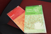 「ドブロ」の車内にあったイタリア・ツーリング・クラブ発行の地図。右は彼が2年前にクロアチアまで行ったときに使用したものだが、それより古いものらしく、まだ国名は「ユーゴスラビア」である。