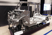 四輪車両技術本部の展示エリアに置かれた、現行型「スペーシア」のカットモデル。