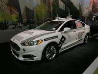 こちらはフォードとドミノ・ピザの協業による、ピザの自動宅配システムの実験車両。