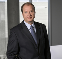 マクラーレン・オートモーティブのチーフ・オペレーティング・オフィサーを務めるジェンス・ルードマン氏。現在のところ、同社の開発計画は順調に進んでいるという。