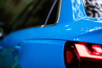 エクステリアでは全モデルに採用されたブリスターフェンダーが特徴。全幅は従来モデルより5mm拡大している。