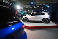 フォルクスワーゲンのブースに展示された「ID. GTIコンセプト」（写真奥）と「ゴルフRブラックエディション」（同手前）。