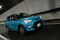 テスト車のボディーカラーは「ダイハツ・ロッキー」には設定のない（＝「ライズ」専用色）「ターコイズブルーマイカメタリック」と、「ブラックマイカメタリック」ルーフのツートン。