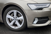 足元の仕様は225/55R18サイズのタイヤと18インチアルミホイールの組み合わせが標準。オプションで19～21インチのホイールも用意される。