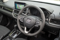 ステアリングホイールはチルト／テレスコピックともに調整できる。シフトパドルも備わっている。