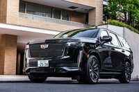 いまやキャデラックの最上級モデルとして、押しも押されもしない存在となった「エスカレード」。その巨体は、どのような場所でも圧倒的な存在感を放つ。